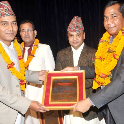 कृषिमन्त्री चौधरीको हातबाट वि.क. उत्कृष्ट कालिगडमा सम्मानित
