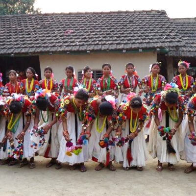 थारु गाउँमा दशैंको रमझम, सखिया नाचले गाउँघर भयो गुञ्जयमान
