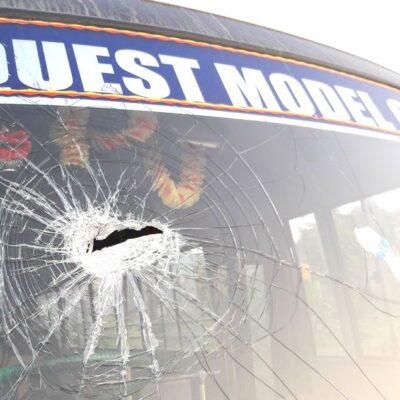 कलेजको बस तोडफोड, ड्राइभर चौधरी घाइते