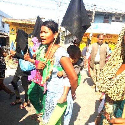 टीकापुर घटनामा पक्राउ परेका परिवारको प्रशासन कार्यालयमा धर्ना