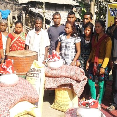 अग्नी पीडितलाई विवेकशील र प्रवासी थारु सेवा समाजको सहयोग