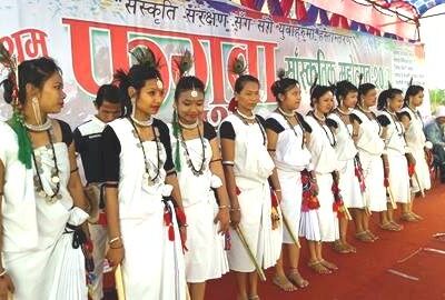 चित्तवनमा थारु फगुवा महोत्सव सम्पन्न, घाइतेलाई आर्थिक सहयोग