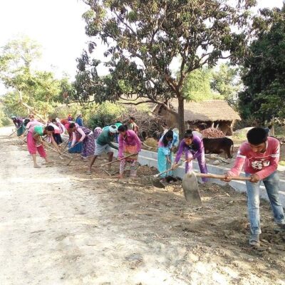 बडघरको अगुवाईमा सडक निर्माणमा जुटे डल्ला गाउँबासीहरु