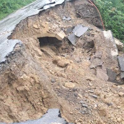 नवलपरासीको दाउन्नेमा महेन्द्र राजमार्ग भासियो, यात्रुहरु अलपत्र