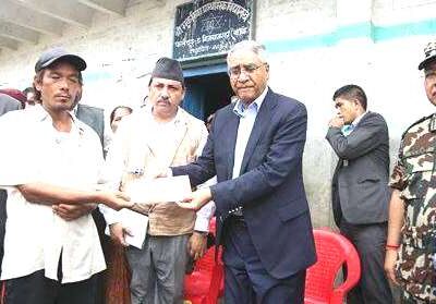 तीन छोरी गुमाएका कमीलाल थारुले पाए छ लाख रुपियाँ