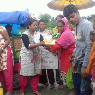 बाढीपीडित परिवारलाई थारु महिला उत्थान समाजको राहत सहयोग