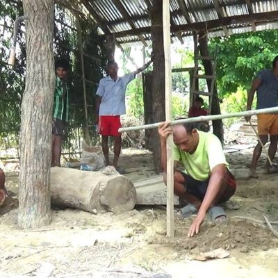 बाढीले तीन सन्तान गुमाएका कमिलाल थारु घर निर्माणको तयारीमा