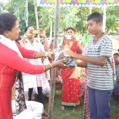 थारु महिला उत्थान समाजद्वारा अपाङ्गता विद्यार्थीलाई पोशाक सहयोग