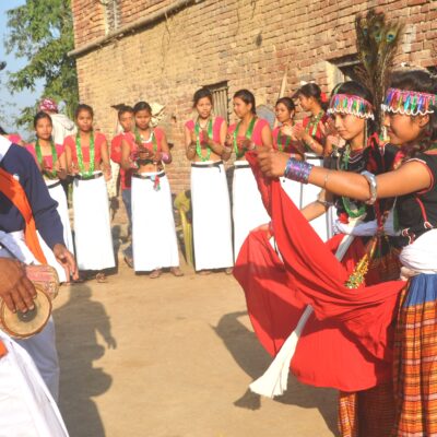 दाङको तुलसीपुरमा माघी विशेष थारु नृत्य प्रतियोगिता गराइँदै