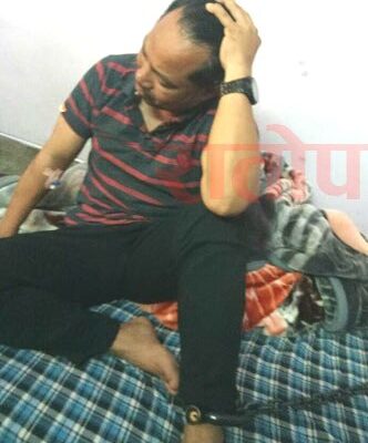 सांसद रेशम चौधरीलाई साङ्लोले बाँधेर वीरमा उपचार हुँदै, राजपाको विरोध