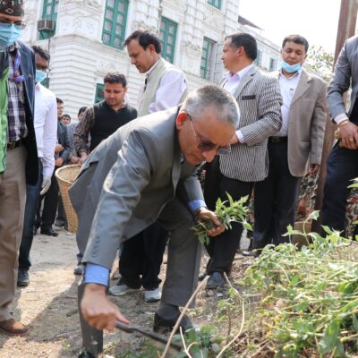 सिंहदरवारभित्र सरसफाई अभियानः मुख्य सचिव र सल्लाहकारले लगाए झाडु