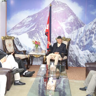 चीन भ्रमणबारे प्रधानमन्त्री ओलीले गराए पूर्वप्रधानमन्त्रीहरुलाई जानकारी