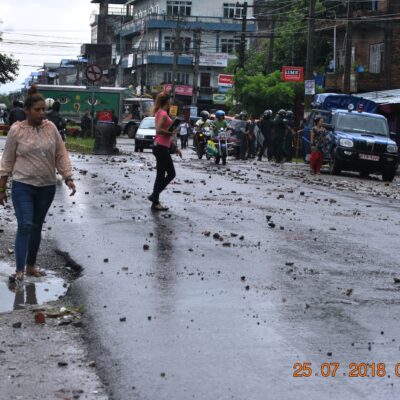 तीनपाङ्ग्रे व्यावसायीको प्रदर्शनले चित्तवनमा तनाव, प्रहरीले गोली चलायो