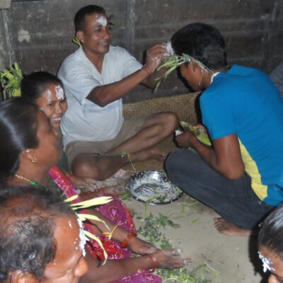 आज दशैं टीका, थारु गाउँवस्तीमा सामुहिक टीका लगाउने रमाइलो प्रचलन