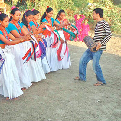 थारु गाउँघरमा दशैंको रौनक, आज ढीक्रहुवा भोली मुर्गेहुवा र पर्सी टीका