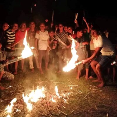 दीपावलीमा पूर्वीया थारु समुदाय रमाए परम्परागत हुक्के हुक्का खेलमा