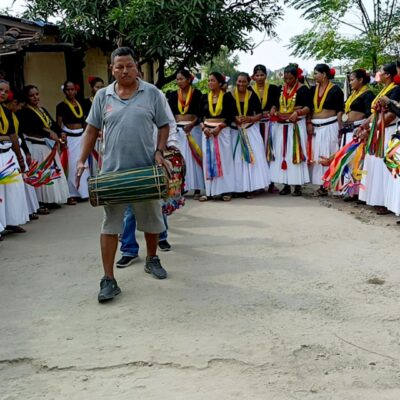 दसैंमा सखिया नाचले थारू गाउँ गुञ्जयमान (फोटो फिचरसहित)