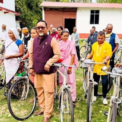 थारू बरघर र चौकीदारहरुलाई बैजनाथ गाउँपालिकाले दियो साइकल उपहार