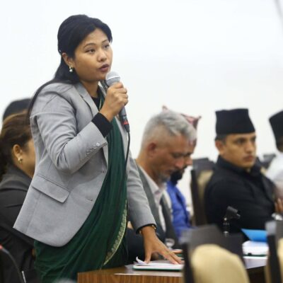 सांसद कठरियाको जिज्ञासा, ‘किसानले मल माग्दा सरकारको मुटु दुख्दैन ?’